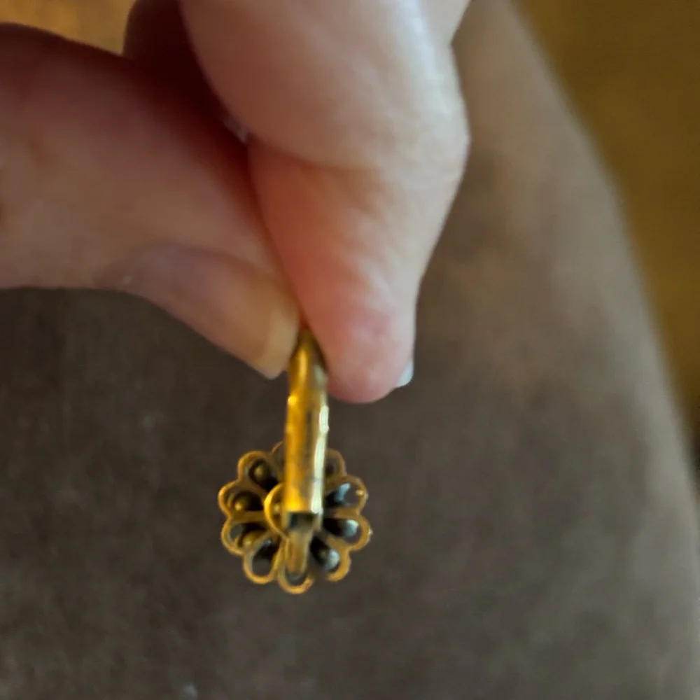 Vintage Gold Floral Crystal Earrings - Picture 5 of 6